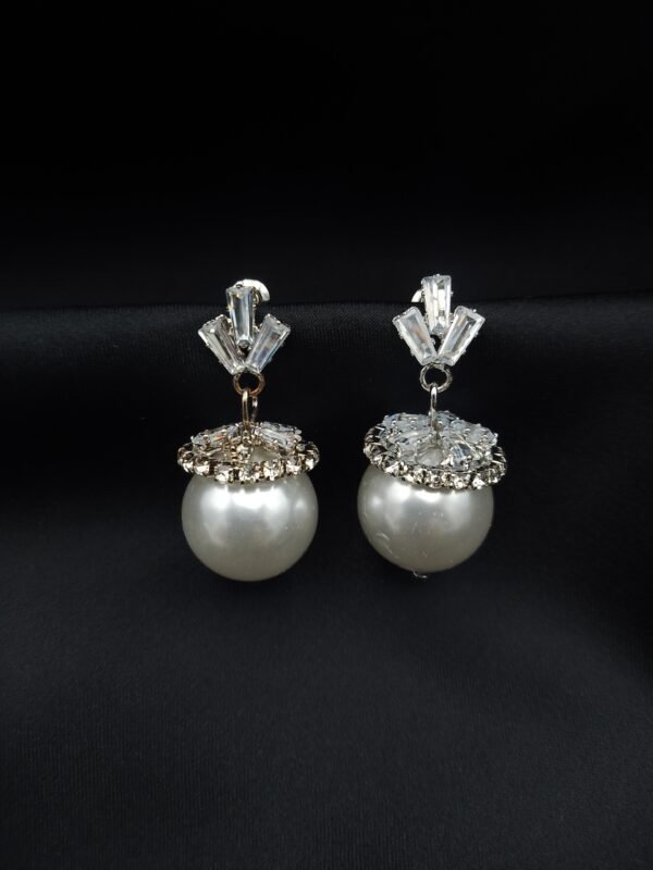 Elegant Pearl Round Earrings